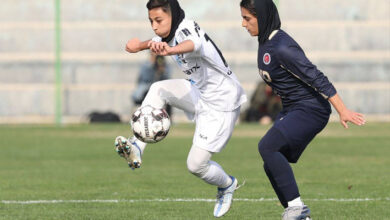 مدعیان حریفان را گلباران کردند