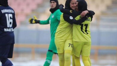 خاتون منتخب شهرکرد را گلباران کرد