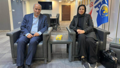 آزمون با تاج دیدار کرد