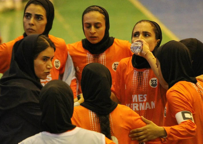 چرا در بازی‌های مهم از داورهای باتجربه استفاده نمی‌شود؟