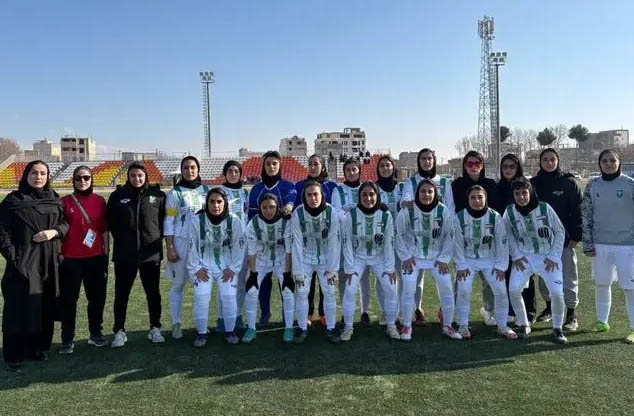 بازیکنان تیم جنگنده و باغیرت بازی می‌کنند